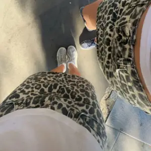 Leopard mönstrad jeanskjol från bershka, endast använd 2 gånger🩷🩷 