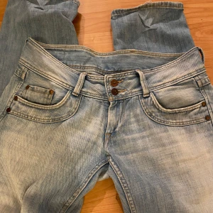 Ljusblå Lågmidjade Pepe jeans  - Säljer de finaste jeansen i min garderob för dem tyvärr är för små de är i bra skick och är extremt Lågmidjade! Modellen är straight/bootcut för d går ut lite mer än straight men inte extremt mycket💕