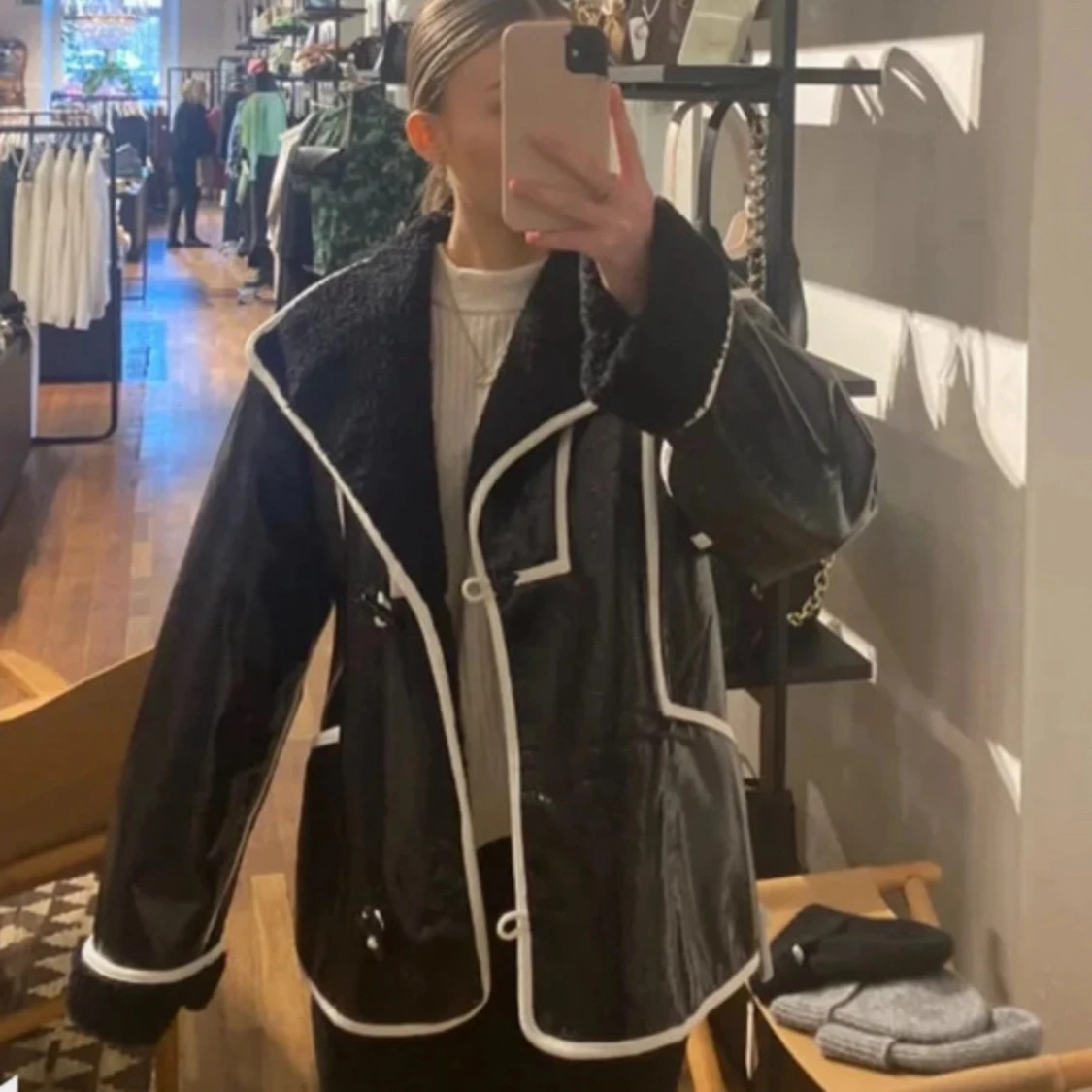 Teddy jacka, Stine goya