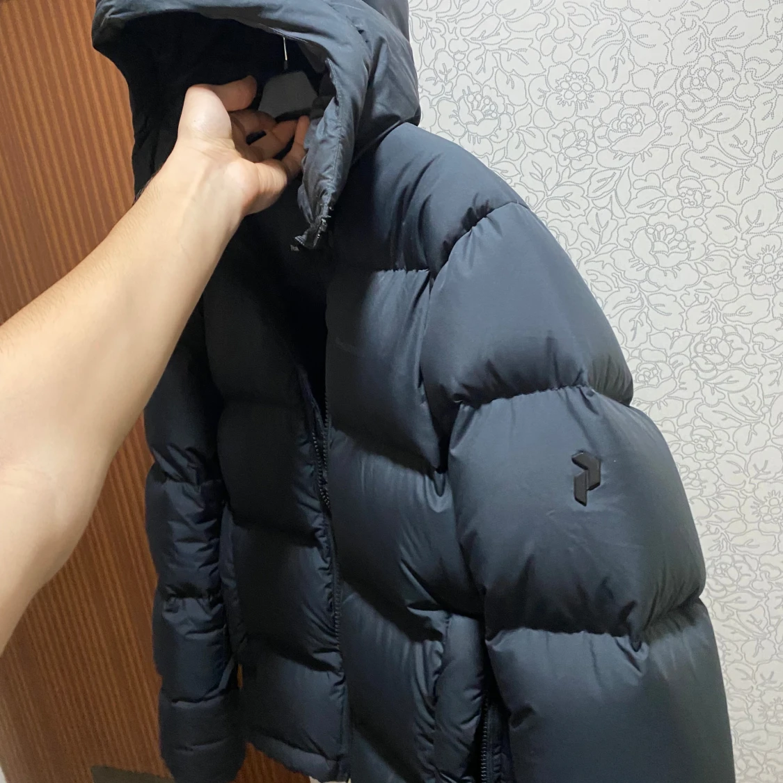 Svart dunjacka från Peak Performance - 90