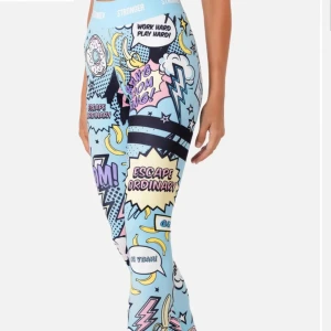 Färgglada leggings från Stronger - Säljer ett par supercoola leggings från Stronger i storlek small. Perfekta för träning eller att liva upp vardagen! Har ett par likadana fast i storlek XS men lite mer använda. Men supersköna förövrigt!! Köparen står för frakten💕