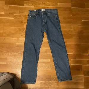 Blå jeans från Jack & Jones - Säljer ett par klassiska blå jeans från Jack & Jones i modellen Relaxed/Chris. Den har storleken 27 30