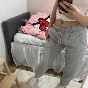 Grå mjukisbyxor från Everlast - Säljer ett par superbekväma grå mjukisbyxor från Everlast i storlek S. De har en elastisk midja med snörning och är perfekta för en chill dag hemma eller lätt träning. Materialet är mjukt och skönt, perfekt för höst och vinter. 🩶