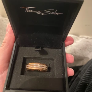 Thomas sabo ring  - Säljer denna ring då den är alldeles för stor, fick den i student present utan kvitto så gick inte att byta. Kom med pris förslag har ingen aning om vad jag ska sälja för 