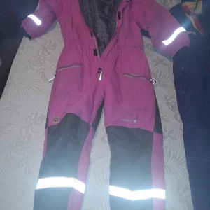 Rosa svart overråll - Jätte bra kan användas flera gånger idag skador bra skick