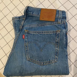 Levis 501 jeans - Säljer ett par klassiska Levis 501 jeans i blå denim. De är högmidjade och har en straight passform. Perfekta för både vardag och fest! 🕺w:25 L: 28. Jag är 169cm lång. 