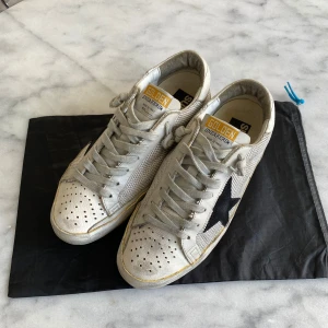 Golden goose skor  - Säljer dessa sjukt snygga Golden goose. Storlek 41 väldigt fint skick. Vid minsta fråga eller fundering är det bara att kontakta oss.