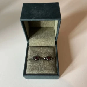 Maria Nilsdotter örhängen  - Säljer ett par snygga örhängen från Maria Nilsdotter. Med hjärtformad röd sten i mitten. De är i silver och är i fint skick! Är även öppen för byten!💕💕ny pris är 2200kr styck dvs 4400 för ett par, så väldigt bra pris!