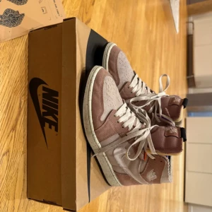 Air Jordan 1 Zoom CMFT - Säljer ett par Air Jordan 1 Zoom CMFT. Skorna är i mycket bra skick och kommer med originalkartong. Perfekta för både vardag och fest! Endast använda ett fåtal gånger under förra sommaren, sedan dess har de endast legat i kartongen. Inköpta i Nike SNKRS appen (se sista bild).