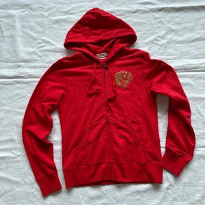 Ed hardy zip up hoodie  - Röd Ed Hardy zip up hoodie Vid köp av flera varor får du rabatt 💛