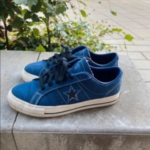 Blå Converse all star  - Säljer ett par snygga blå Converse sneakers i nyskick. Extra sko snören medföljer 