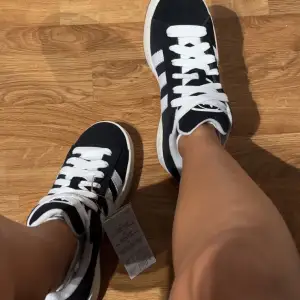 Snygga och klassiska svarta sneakers från Adidas värda 1349kr. De är använda Max 2-3 gånger och är supersköna. Skorna är i nytt skick och passar till det mesta. Pris kan diskuteras vid snabb affär❤️ OBS ( prislappen finns ej kvar på skorna )