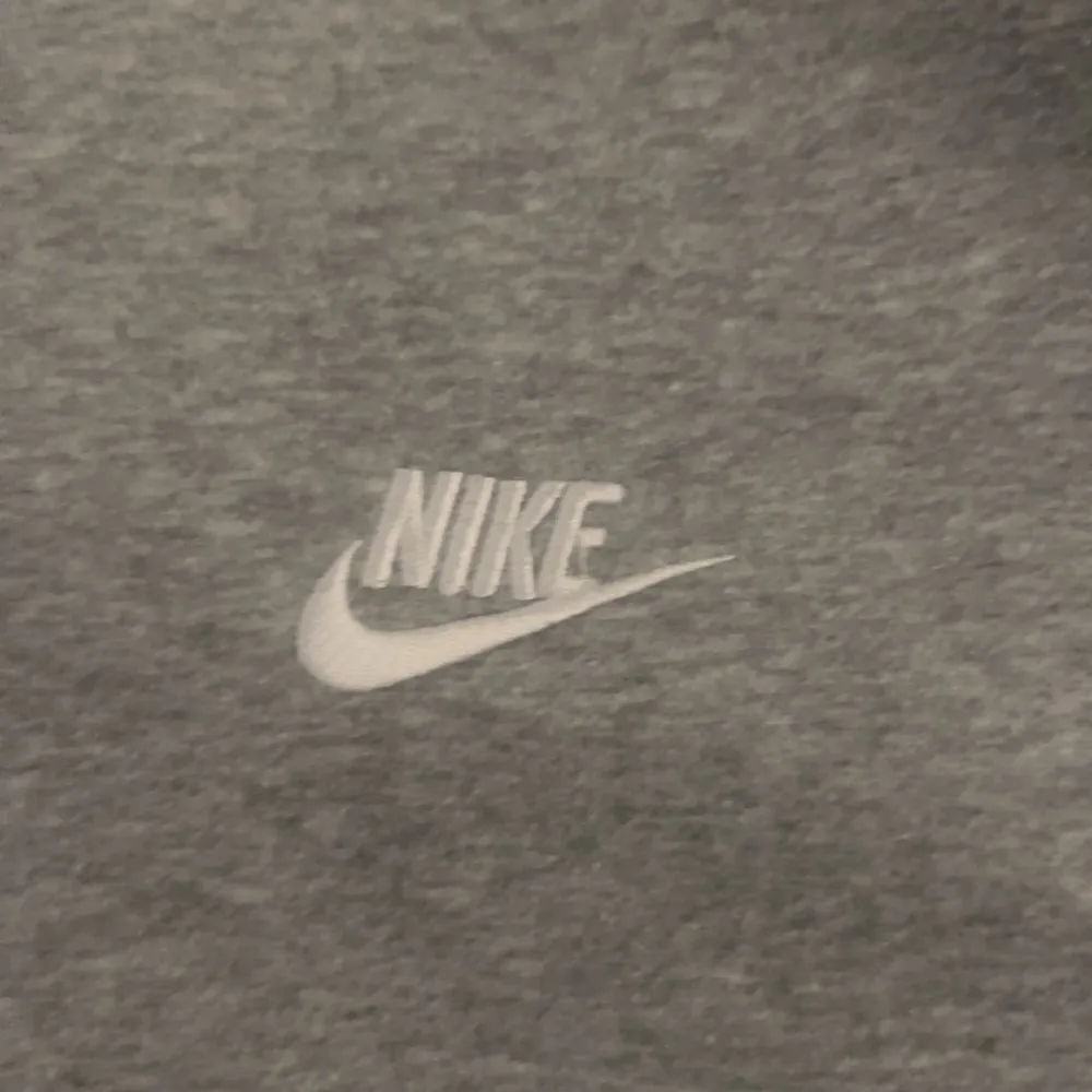 Säljer en grå hoodie från Nike i mycket bra skick. Den har en dragkedja framtill och en mysig fleeceinsida. Perfekt för höst och vår, eller bara för att chilla hemma. Den har en klassisk Nike-logga på bröstet och en praktisk huva.. Jackor.