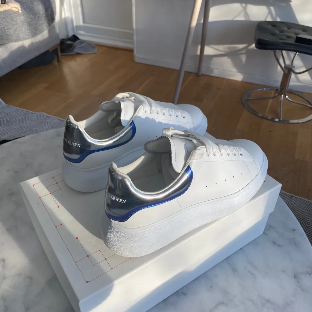 Nu säljer vi dessa sprillans nya Alexander Mcqueen box,snören och farfetch tag ingår | Storlek 42,5 | Skick 10/10 | vid minsta fråga eller fundering är det bara att kontakta oss!. Skor.