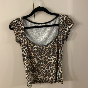 Leopard topp från NELLY - Jag säljer nu en tröja från Nelly som sitter perfekt och är i storlek xs😊