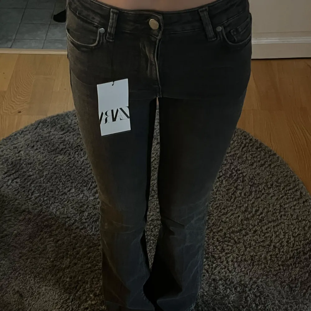 Slutsålda jeans från Zara i modellen midwaist bootcut. Aldrig använda med lappen kvar. Köpta för 400kr💕💕pris kan diskuteras vid snabb affär. Jeans & Byxor.