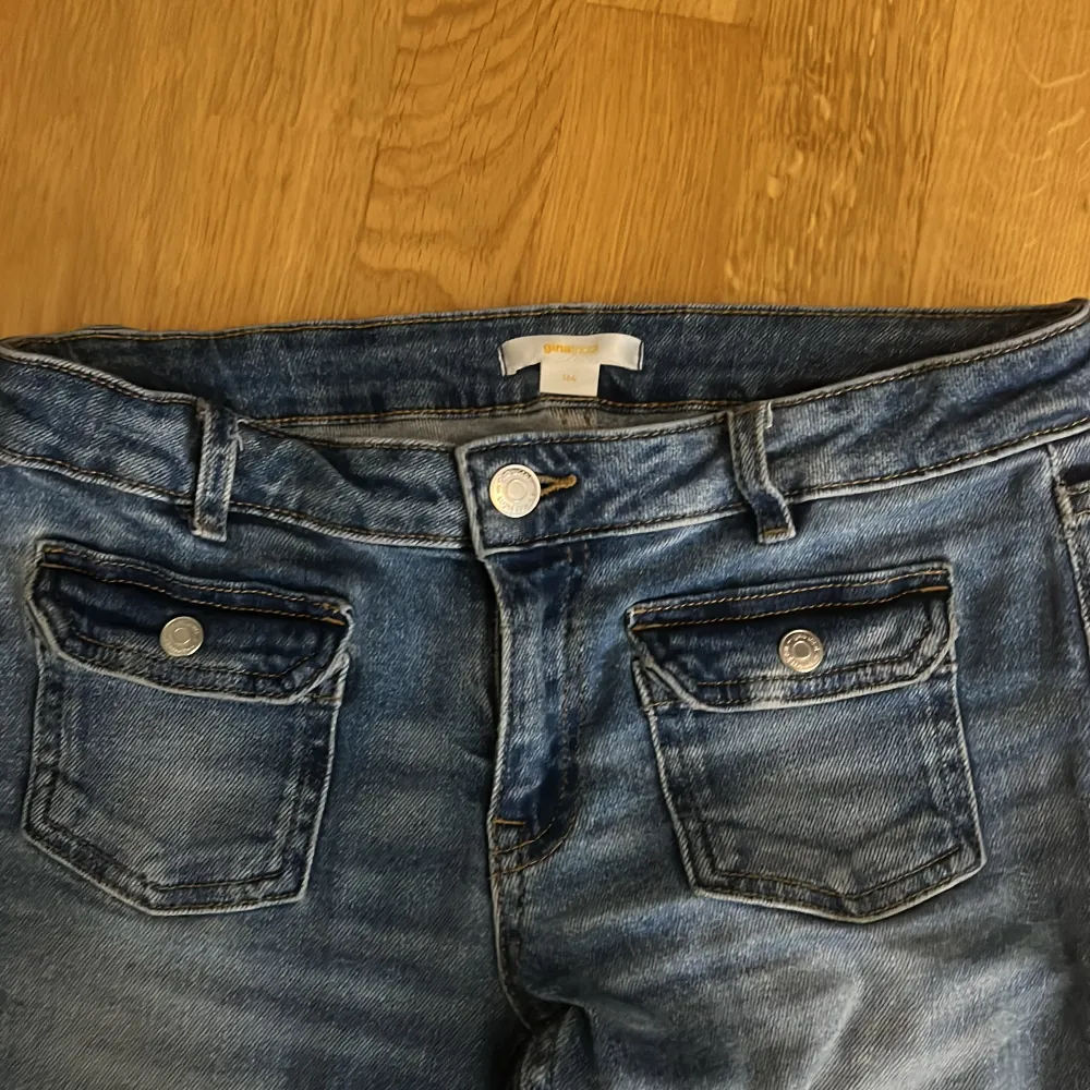 Säljer ett par snygga blå jeans från Gina Tricot i storlek 164. Säljer dem eftersom de har blivit för små💕💕 Har använts men är i bra skick 💘. Jeans & Byxor.