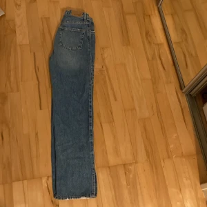 Blå jeans från Gina Tricot - Säljer ett par klassiska blå jeans från Gina Tricot i storlek 152. De har en straight passform och är i mycket bra skick. Perfekta för vardagsbruk och kan matchas med nästan vad som helst. Sköna och stilrena med en tidlös design. Används inte längre efter som de har blivit för korta jage 163☺️ köpare står för frakten!💕