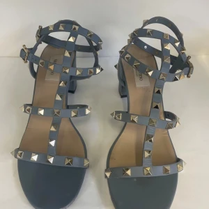 Blå sandaler med nitar från Valentino - Snygga blå sandaler från Valentino med coola nitar och en bekväm klack. Perfekta för sommarens alla fester! Köpte på Vestiaire Collective och är därmed äkthets kontrollerade. Använda men i bra skick!💕 Skriv till mig för fler bilder eller äkthets bevis 🫶