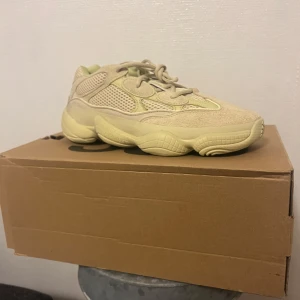 Adidas yeezy 500 supermoon yellow - Nypris 3799, oanvända äkta skor! 