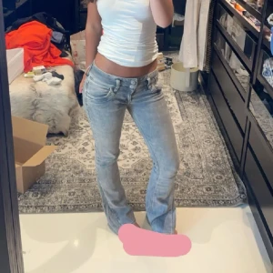 Ltb jeans - Säljer dessa fina lågmidjade jeans då jag inte använder dom längre! Midjemått raköver 36 cm innerben 75 cm. Dom är utsydda och sprätta nedtill. (Lånade bilder)