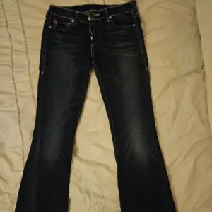 Säljer ett par snygga mörkblå jeans från True Religion i storlek 27. Säljer då dom är för korta för mig :(, liten defekt nere vid ena benet där sömmen gått upp! Köpte på Vinted. 