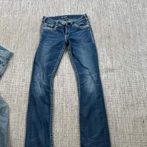 Säljer ett par snygga blå jeans från Silver Jeans Co. Modellen heter Suki och har en cool broderad detalj på bakfickan. Jeansen har en klassisk femficksdesign och är i bra skick. Perfekta för både vardag och fest! Säljer för dom är för små men önskar att dom passade😭❤️