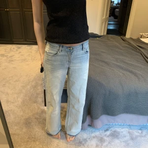 Ljusblå jeans i bra skick - Säljer ett par ljusblå jeans i bra skick. De har en avslappnad passform med en straight stil denimtyg i en så snygg tvätt! De är låg/midrise och har snygg detalj nertill. 
