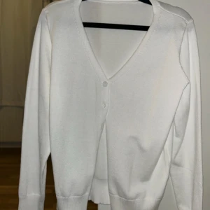 Stickad kofta - En jätte fin och skön vit stickad kofta Stl S, använd en gång sen bara hängt i garderoben. 