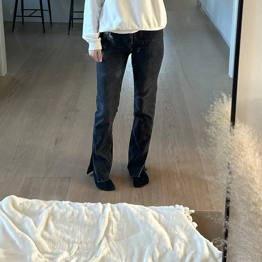 Jättesnygga par svarta jeans från Zara i storlek 38. De har en klassisk straight passform och är tillverkade i denim, slits nertill. Perfekta för både vardag och fest! Använd ett fåtal gånger, väldigt fint skick. Jag är 170cm💕. Jeans & Byxor.