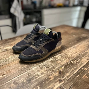 Valentino rockrunners - Säljer ett par valetino rockrunners som är perfekt inför vintern eftersom dem tål snön bra! Skick 8/10 nypris: 7500 mitt pris: 2200 kan sänka pris vid snabb affär