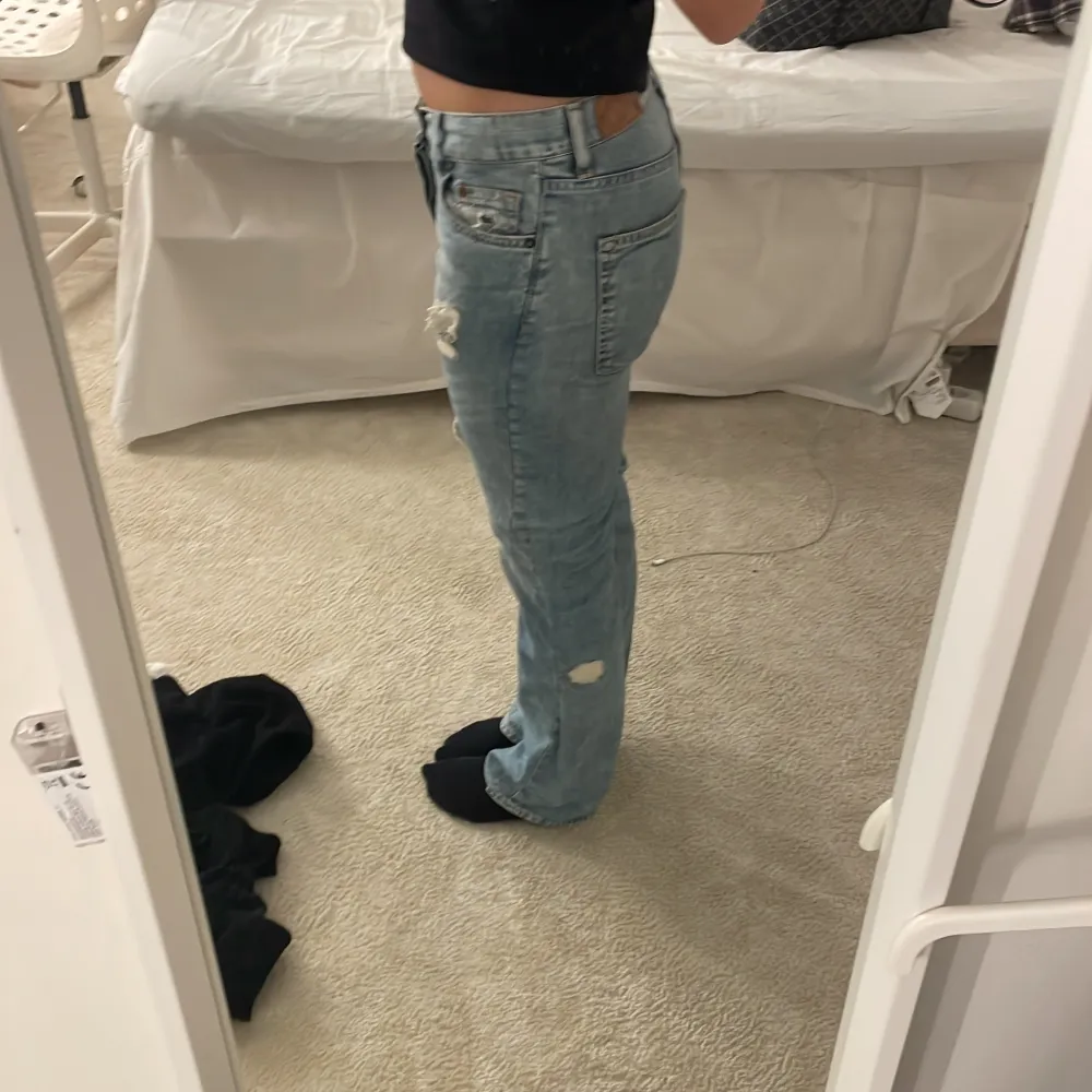 Säljer ett par ljusa jeans i bra skick med coola slitningar. De har en normal passform och är perfekta för en avslappnad stil. Jeansen är i klassisk denim och har en bekväm midwaist. Perfekta för både vardag och fest! Jag ör 172 lch på mig är dem lite långa❤️pris kan diskuteras. Jeans & Byxor.