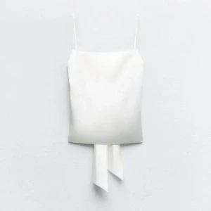 Vit satin topp från Zara -  Vit satin topp från Zara i storlek S. Den har smala axelband och en snygg rosett baktill. Toppen är i mycket bra skick och jag har bara använt den 1 gång. Nästan som ny. Inget slitage över huvudtaget. Ny pris : 349kr. Skriv privat för mer bilder!