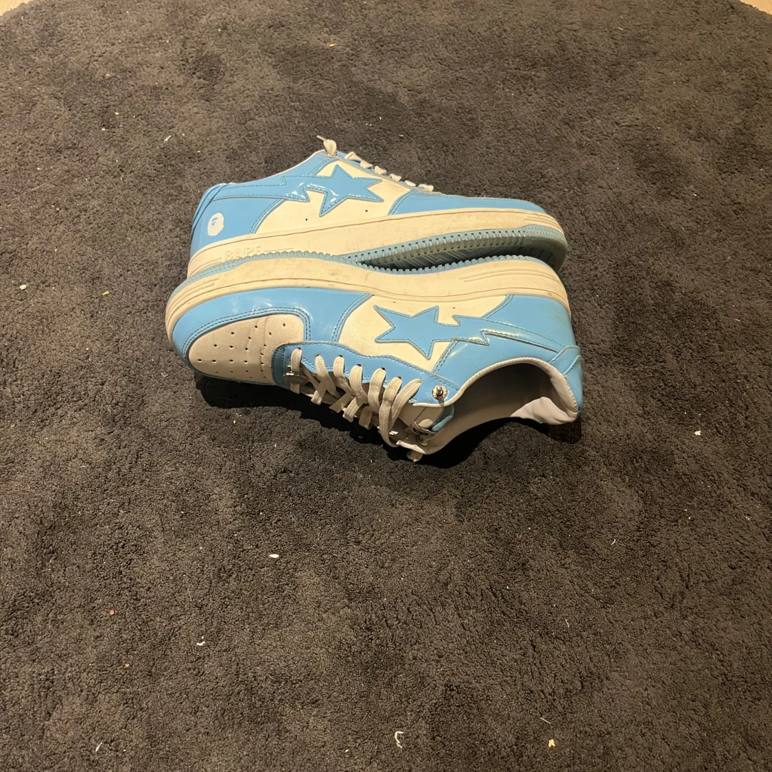 Blå och vita sneakers från Bape - 90