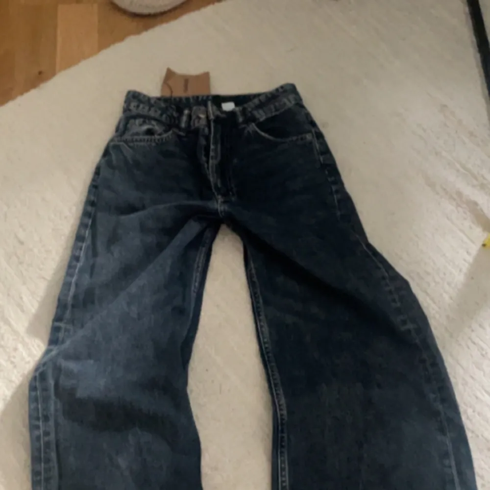 Säljer ett par mörkblå jeans i mycket bra skick. De är oanvända och är i storlek 32. Köpta från hm devided 🫶🏼. Jeans & Byxor.