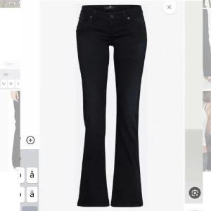 Svarta bootcut jeans - Snygga svarta jeans i bra skick💓 strl 26/32 , skriv privat vid frågor eller intresse 🫶