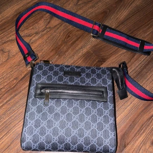 Väska  - Se till att följ oss på Plick för fler inlägg