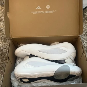 Adidas Harden Vol. 8 White Party - Säljer ett par Adidas Harden Vol. 8 White party. Skorna är i nytt skick 10/10 och har inga skador, bara använda en gång. De har bra grepp och är perfekta för spel och vardag. Storlek och passform är normal. Nypris är ca 1750kr. Priset kan diskuteras privat!:)