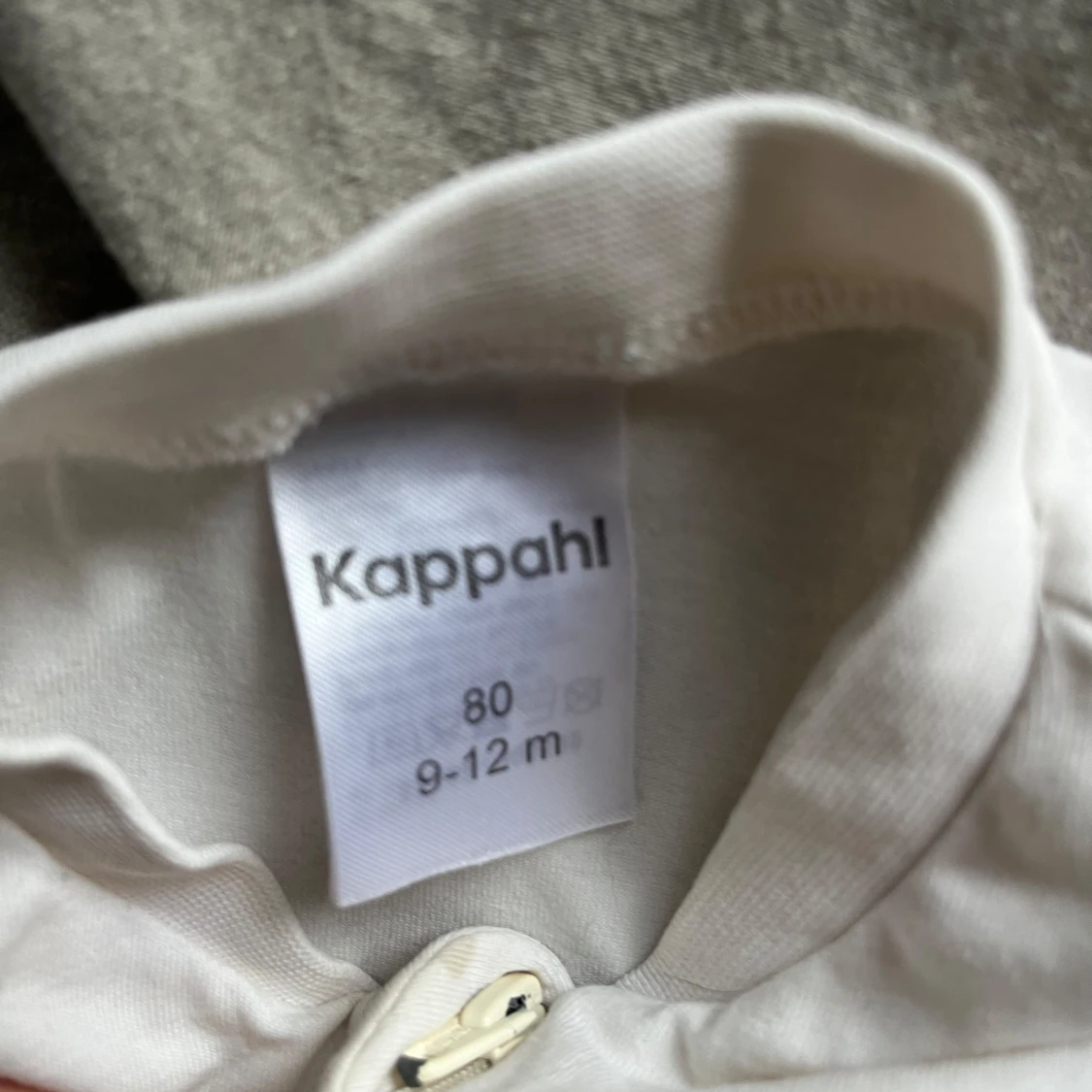 Vit onesie från Kappahl - 90