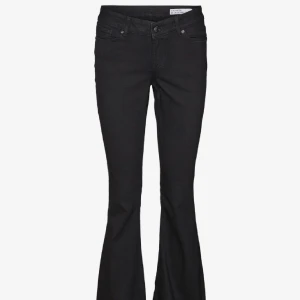 Svarta lågmidjade bootcut jeans - Helt nya jeans från veromoda. Storlek M/30 men sitter mer som S då dem är extremt tighta. Endast testade. Nypris 599 kr