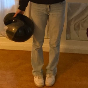 Ljusblå jeans - Säljer ett par ljusblå low waist jeans, använda men i bra skick. Tyvärr för små för mig, så därför jag säljer🤍