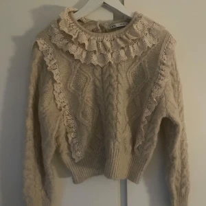 Beige stickad tröja från Zara - Säljer denna mysiga tröjan från Zara🥰 I mycket fint skick och säljer då den blivit för liten😊