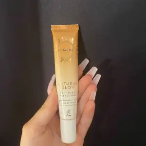 En fantastisk hudtonsförbättrare från Lumene som ger en naturlig lyster. Perfekt för att jämna ut hudtonen och ge en fräsch look. Nyansen 'Honey Glow' passar perfekt för en solkysst finish. Tuben är smidig och lätt att använda, perfekt för daglig användning. Finns ca halva kvar💗