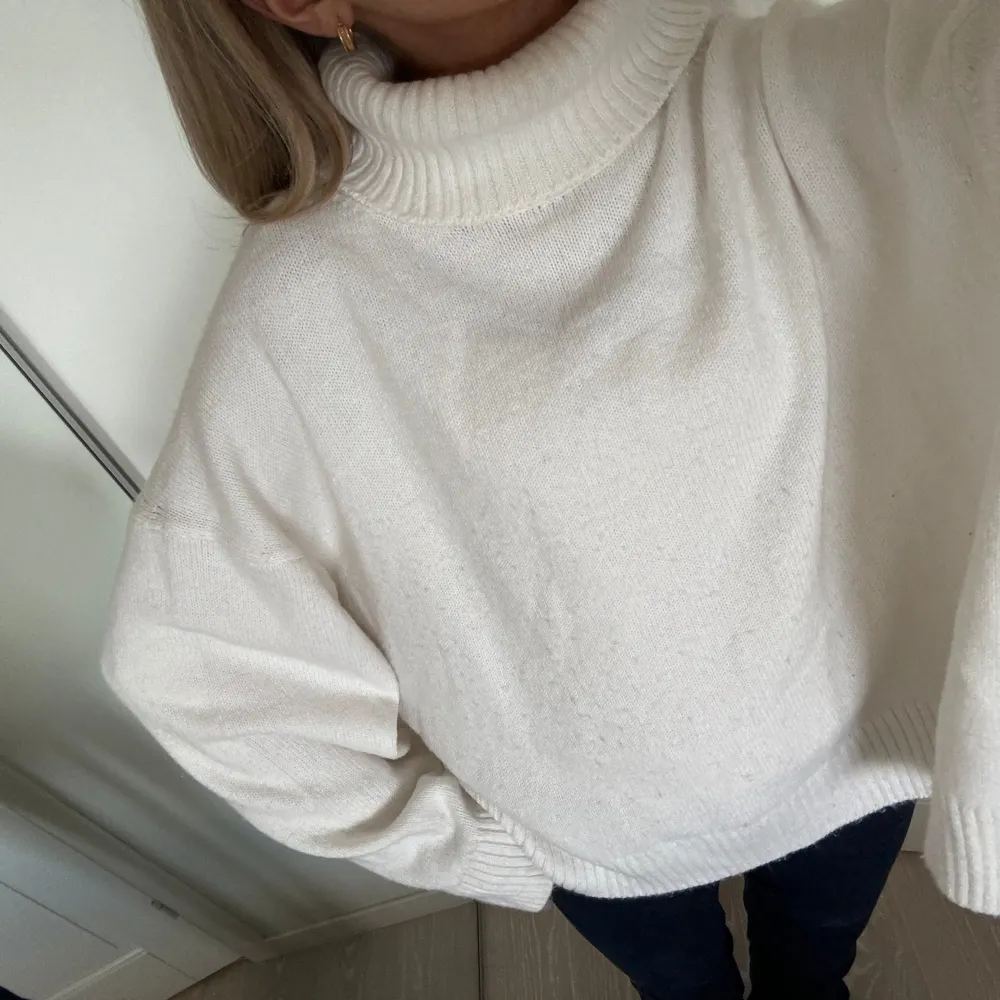 Superfin och mysig polotröja från h&m💕 storlek xl men sitter snyggt oversized på mig som normalg har xs/s. Tröjor & Koftor.