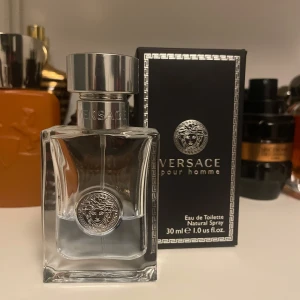 Versace Pour homme - Versace Pour homme. Ungefär 12 ml kvar i flaskan. Väldigt fräsch doft(noter syns på bild 4,5)