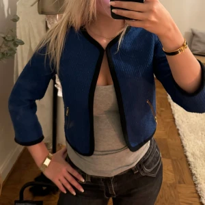 Kofta/kavaj med trekvartärmar. - Säljer en snygg blå kavaj med trekvartsärmar! (Smutsig spegel)