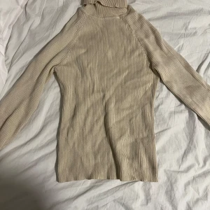 Beige ribbad polotröja från Befree - Säljer en snygg beige ribbad polotröja från Befree i storlek S. Perfekt för höst och vinter med sin mysiga och stilrena design. Tröjan har långa ärmar och en klassisk polokrage. Passar både till vardags och lite finare tillfällen. 🧥✨ inga skador!