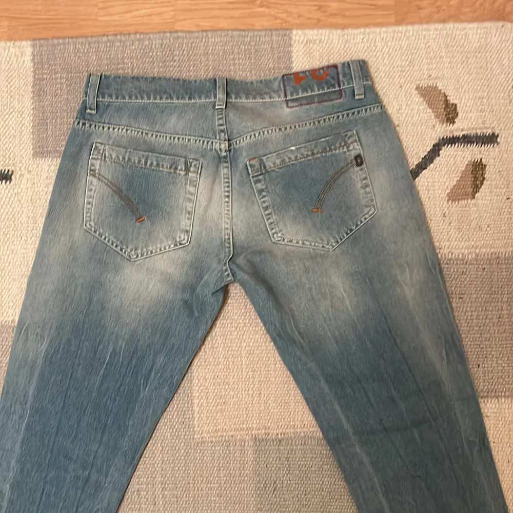 Säljer dessa dondup gerorge jeans i storlek 31. Sjukt feta med slitningar. Perfekta till hösten🍂Inga defekter. skriv om du har frågor.. Jeans & Byxor.