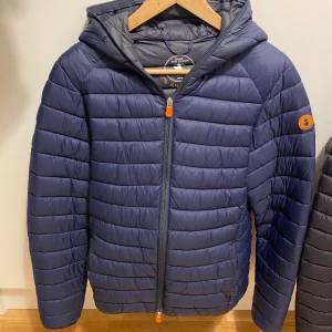 Save the duck jacka   - Säljer en snygg mörkblå jacka från Save the Duck. Jackan är i användt skick och säljer pga att den är för liten. Ena dragkedjan är trasig annars är det inga fel på jackan (skriv privat för fler bilder). Snabb affär 299kr. Nypris är ca 1700-2300kr