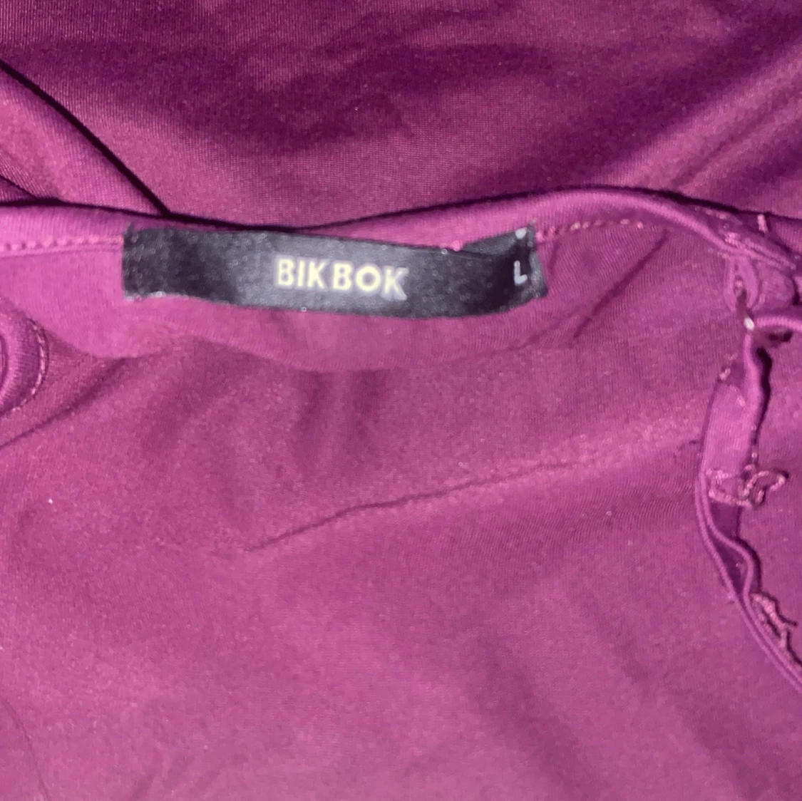 Vinröd linnetopp från Bik Bok - 92